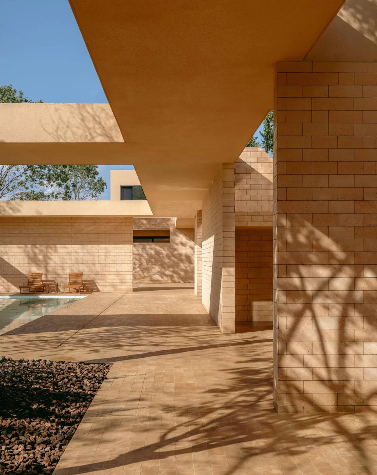 BIM Architecture | ARVO 16:30 Hotel: Castle/Large Building that catches the Light, Shadow, Trees and Trees