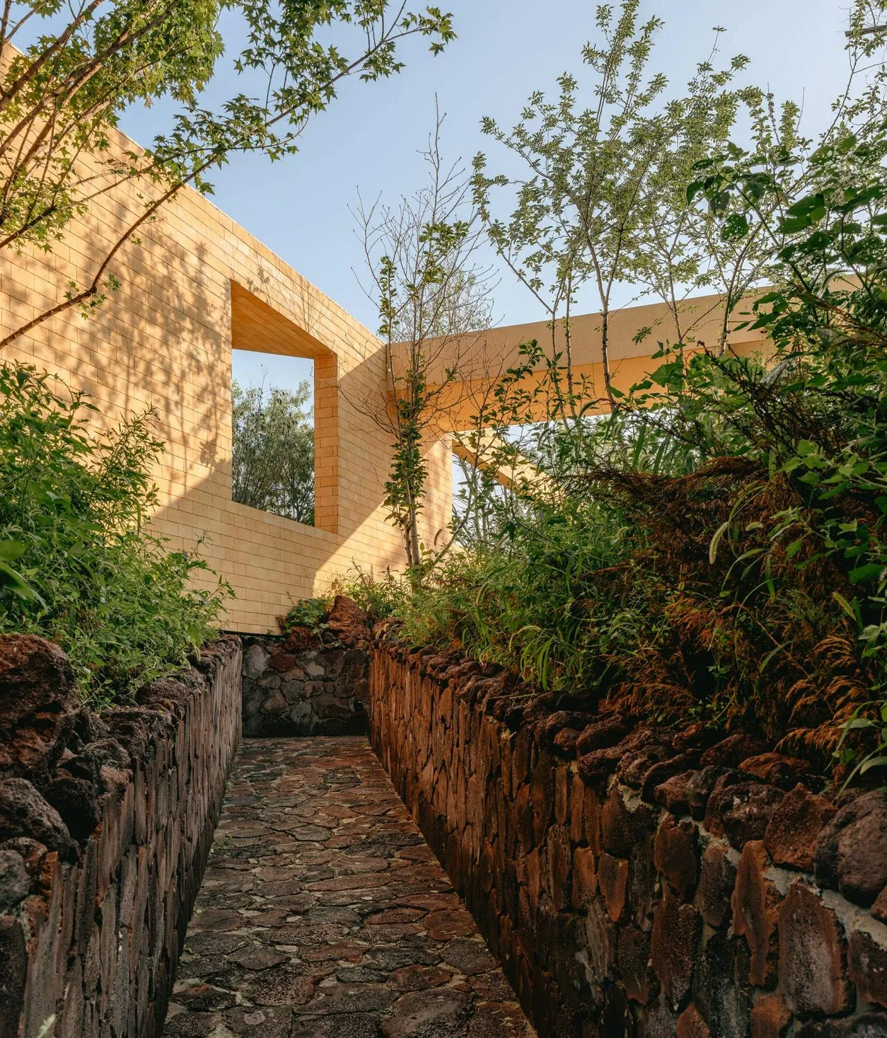 BIM Architecture | ARVO 16:30 Hotel: Castle/Large Building that catches the Light, Shadow, Trees and Trees