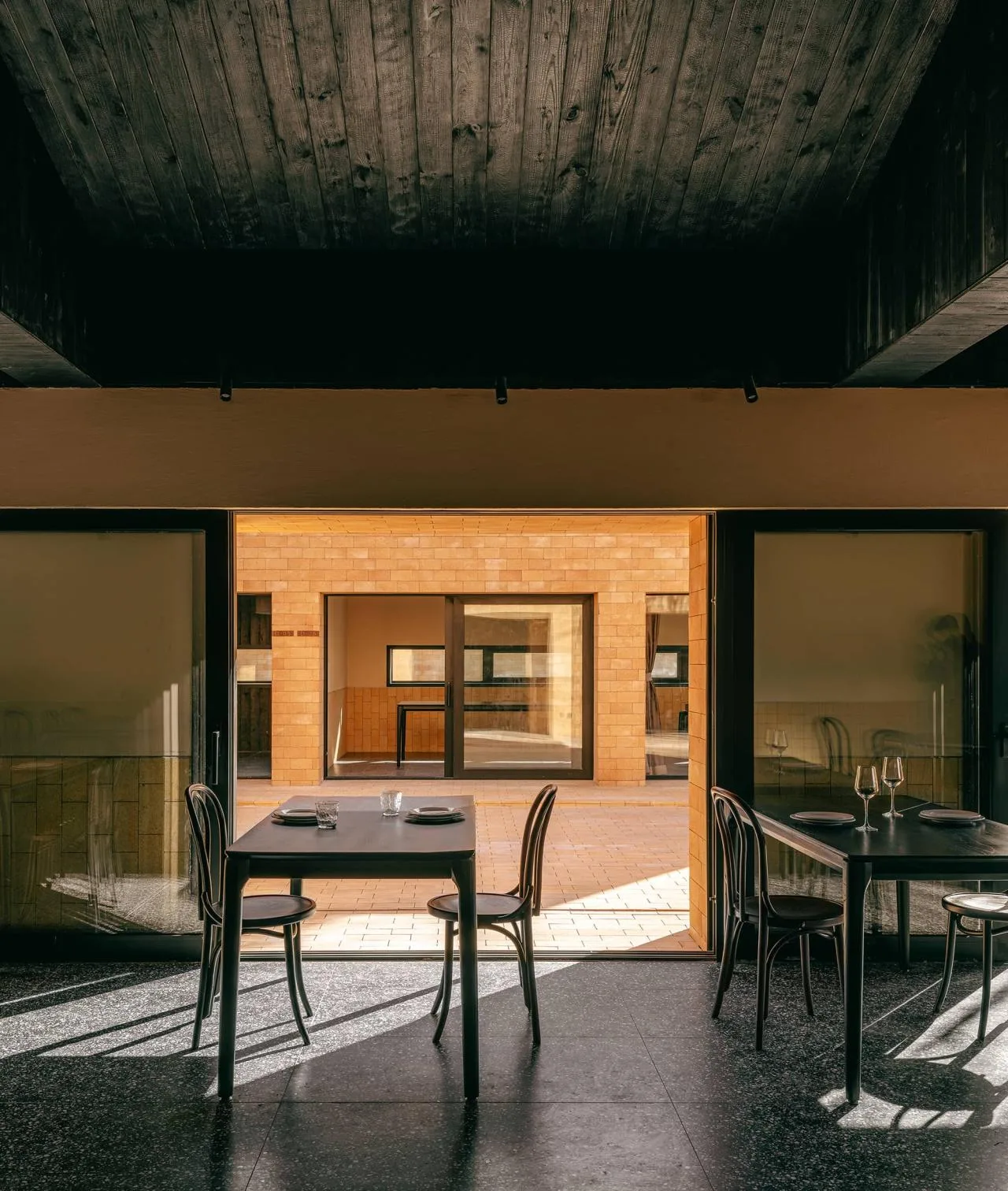 BIM Architecture | ARVO 16:30 Hotel: Castle/Large Building that catches the Light, Shadow, Trees and Trees