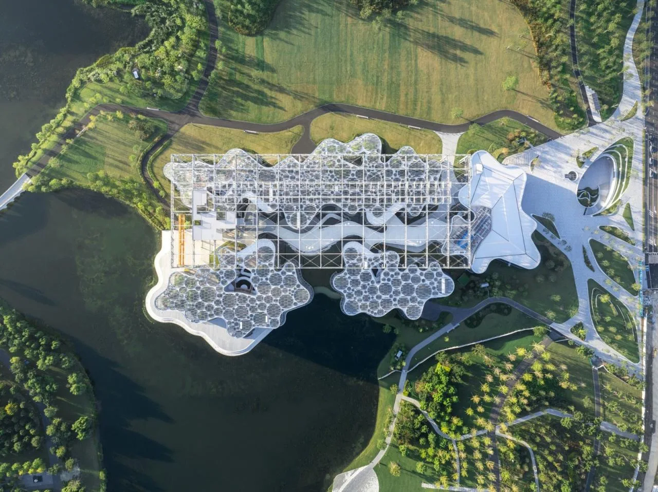 BIM Architecture | Shanghai version of 'Crazy Botanical Garden', Asia's largest greenhouse garden/Delugan Meissl Associated Architects