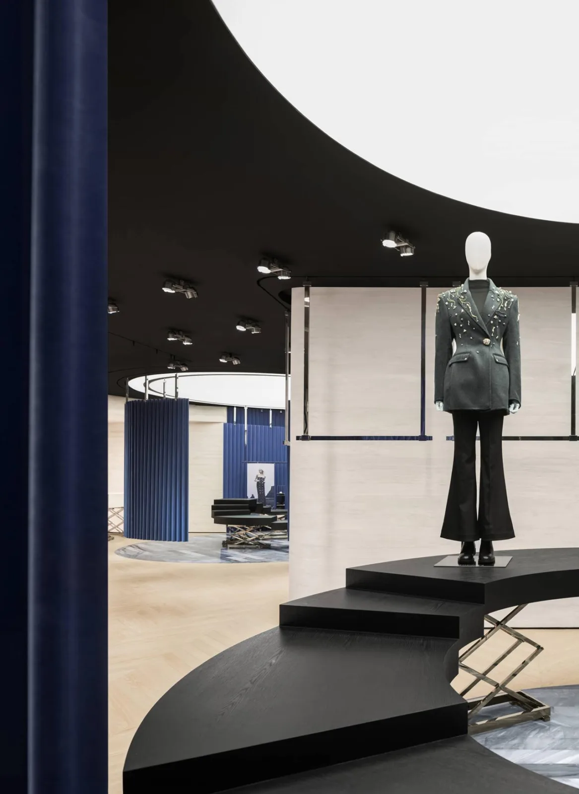 BIM Architecture | MITHRIDETE's New Boutique: The Sphere Centric Theater/SLT