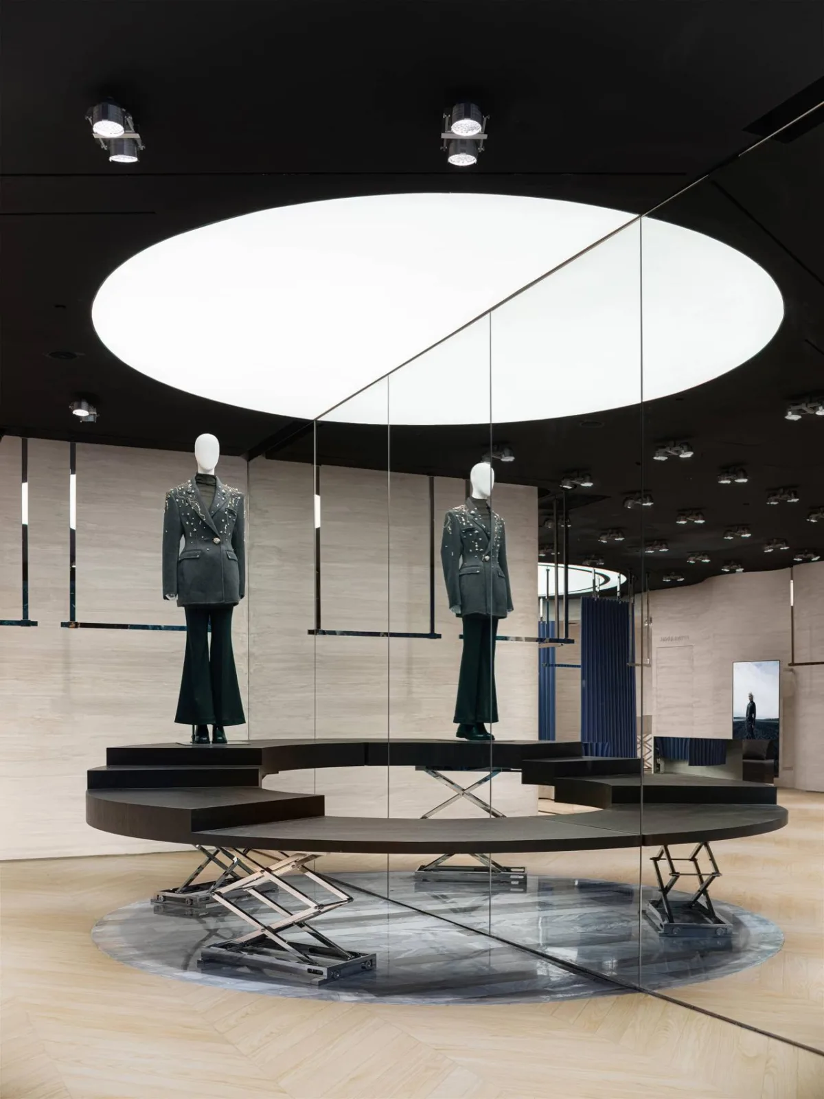 BIM Architecture | MITHRIDETE's New Boutique: The Sphere Centric Theater/SLT