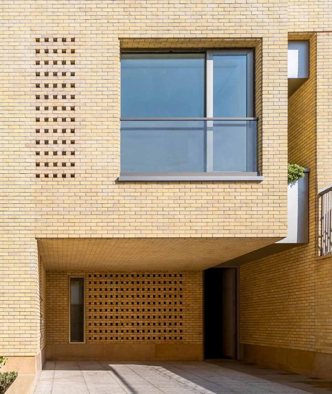 BIM Architecture | 2 IVANs, 2 Houses/HAMAAN Studio