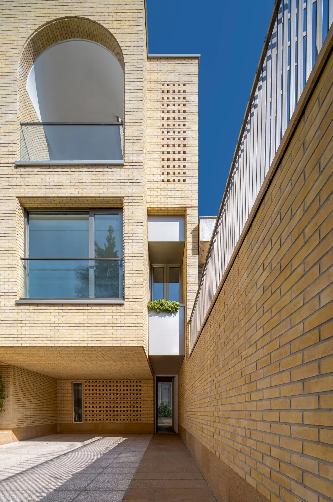 BIM Architecture | 2 IVANs, 2 Houses/HAMAAN Studio