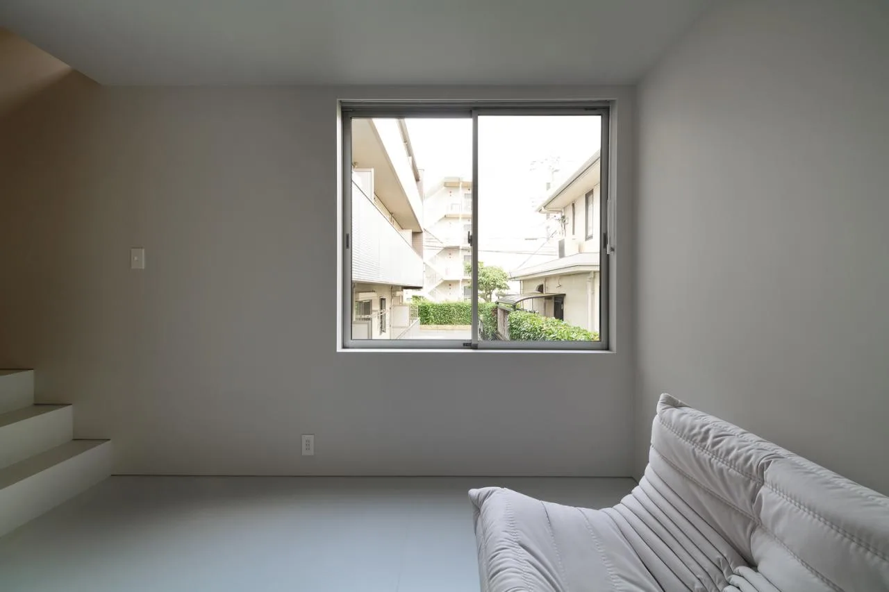 Exploring the design of a secluded residence with a 2.5-meter narrow space and a magical staircase connecting different lifestyles