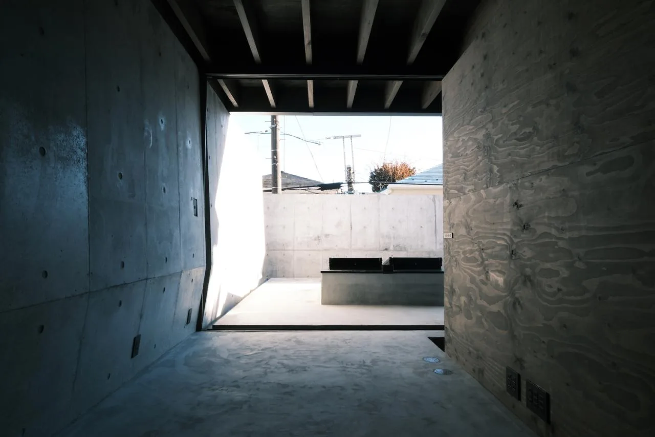 A unique and mysterious experience of interweaving concrete and wood, a residential design for peaceful living
