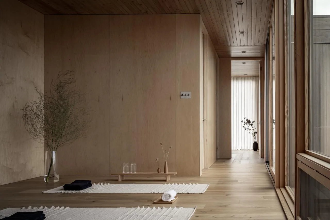 A meditation house floating on the grass, a vacation home design for Zen meditation