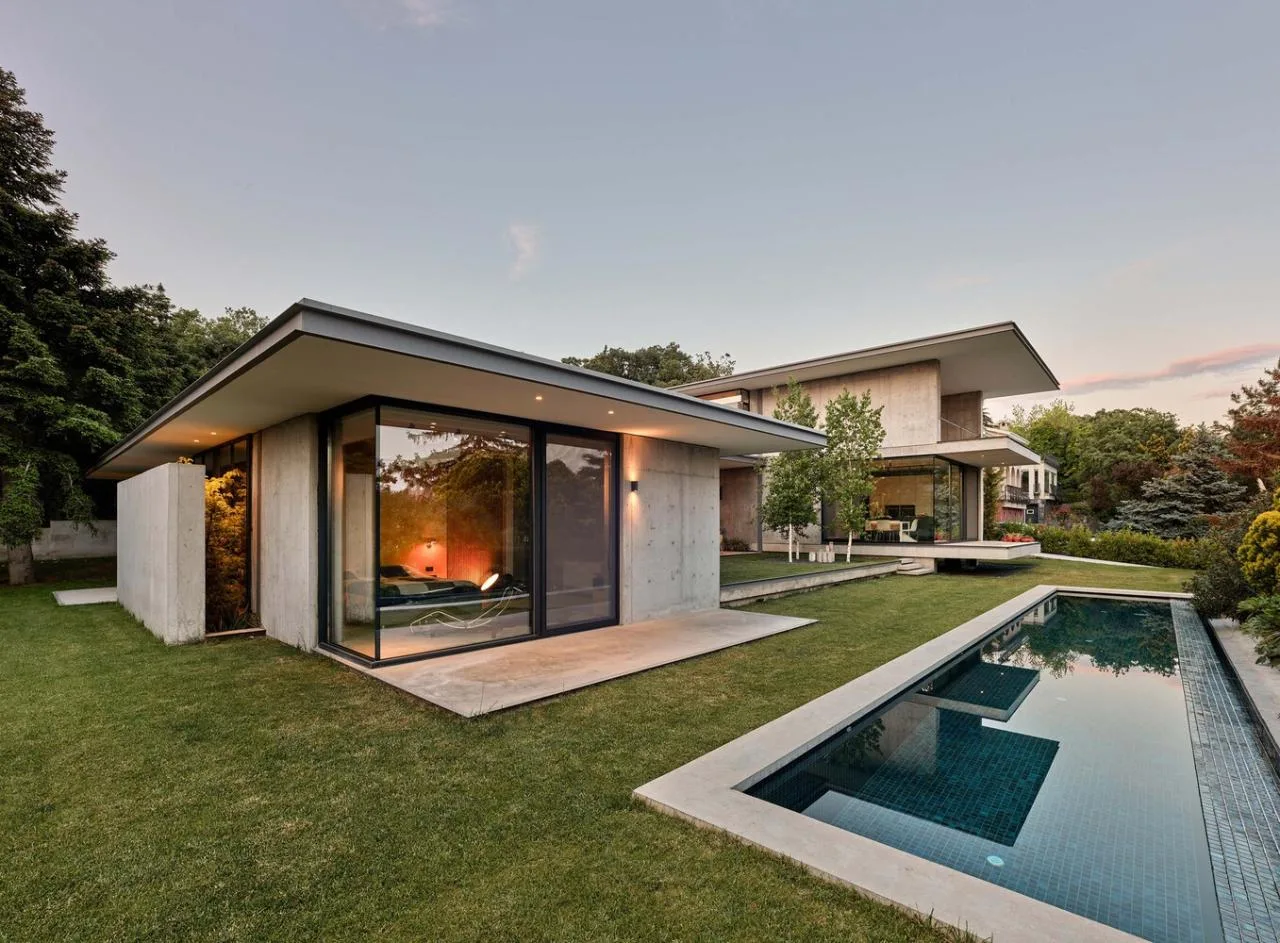 Design of a vacation villa combining concrete and glass for houses flowing through the forest