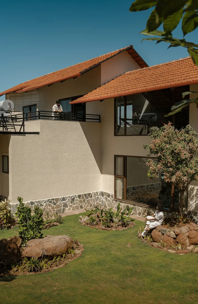 Villa design that responds to research on environmental climate materials and engages in a perfect dialogue with nature