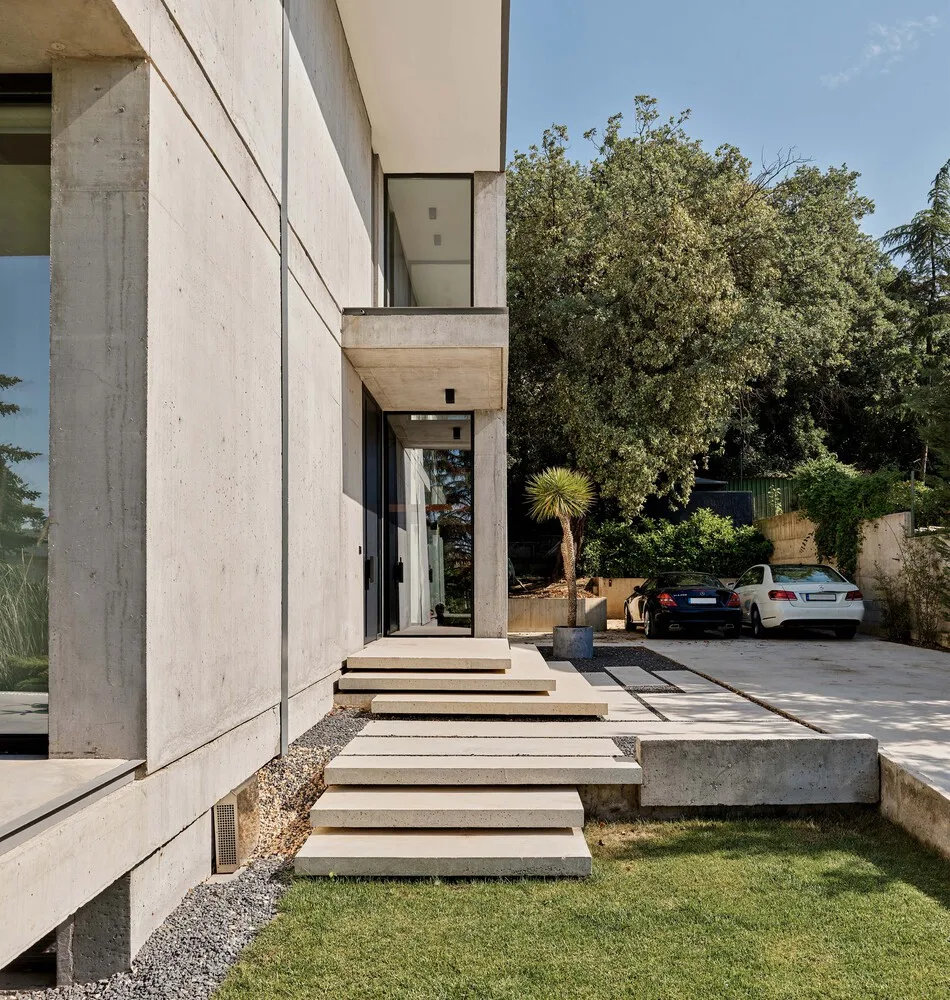 Design of a vacation villa combining concrete and glass for houses flowing through the forest