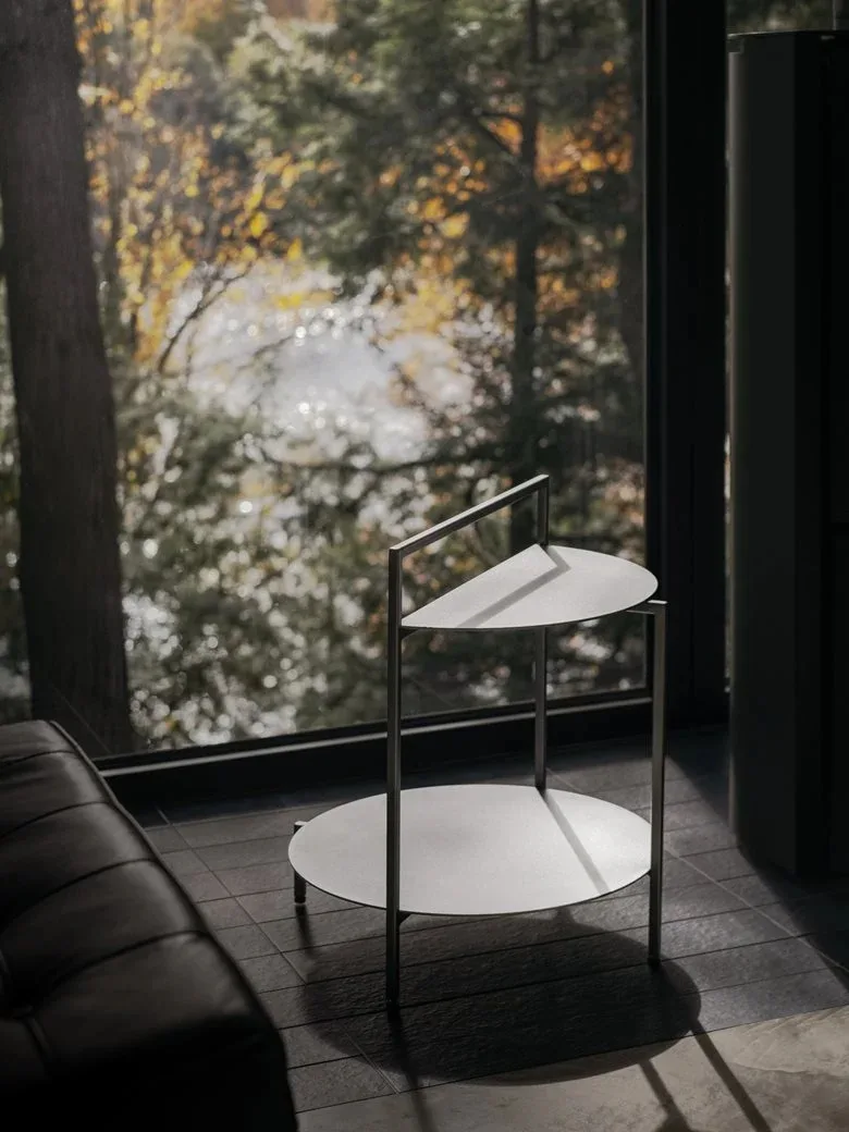 Composing a harmonious melody between architecture and nature among the treetops, with biological details in the design of a vacation home