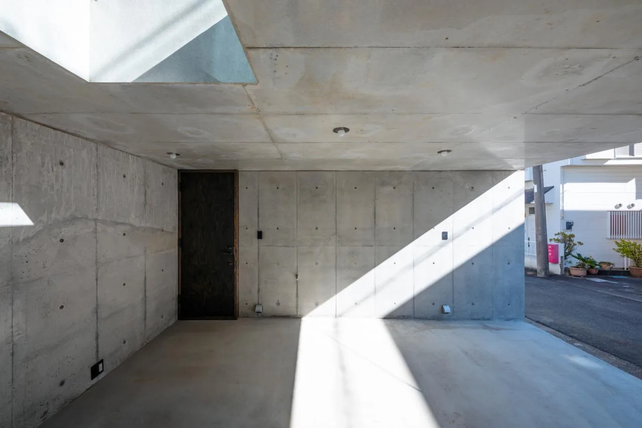 A unique and mysterious experience of interweaving concrete and wood, a residential design for peaceful living