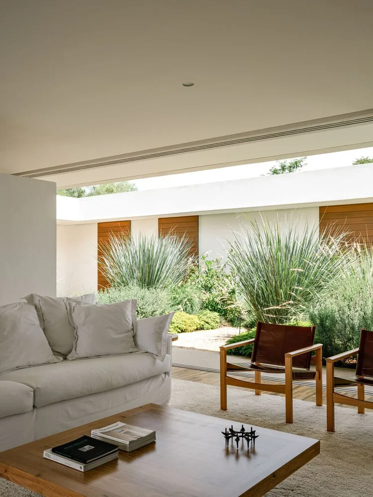Design of a vacation home with a natural extension of the courtyard core by embedding the terrain underground