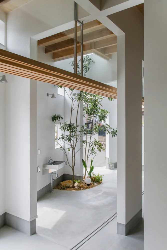Design of Japanese style residences with irregular pentagons and different sizes of openings divided into nine grid grids