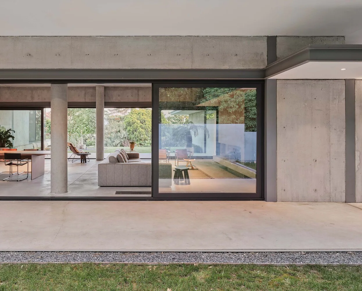 Design of a vacation villa combining concrete and glass for houses flowing through the forest