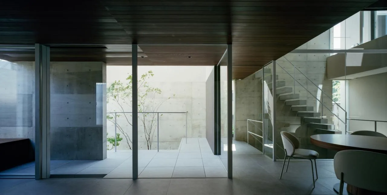 Creating a quiet, natural and private residential design in the city between narrow slits and openings
