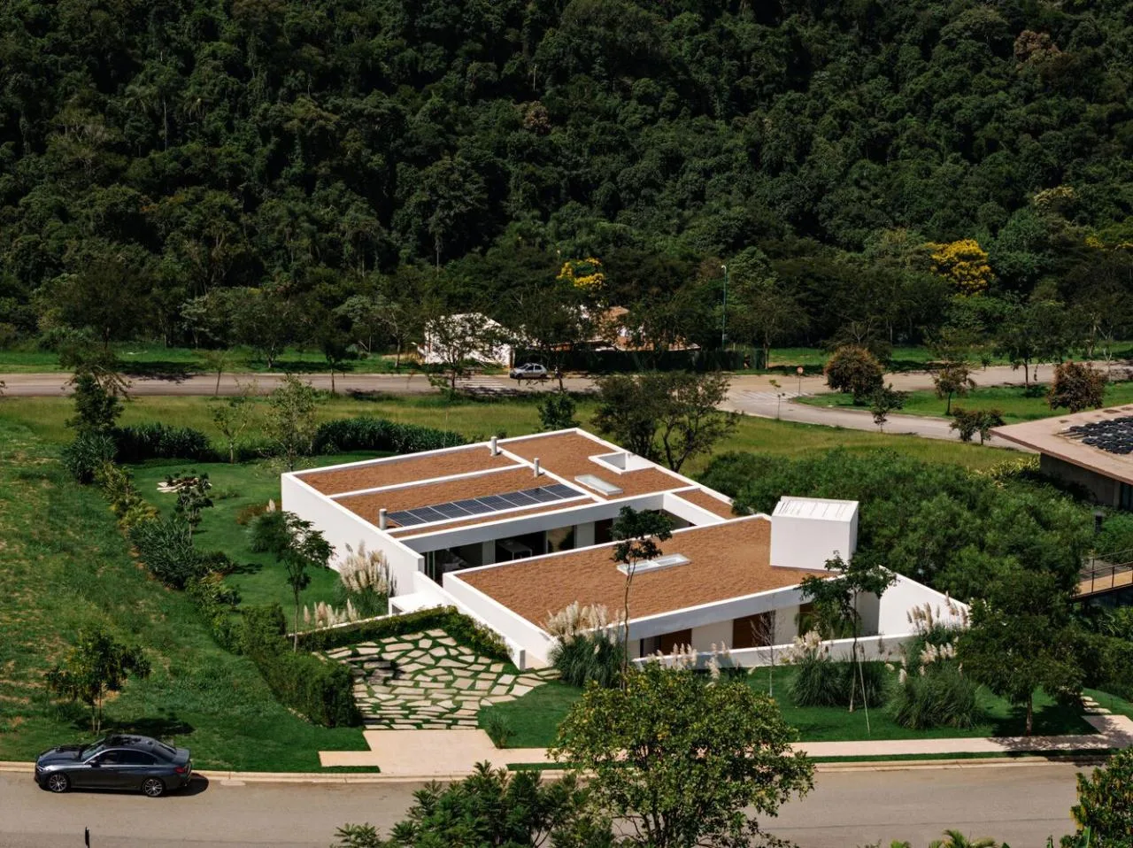 Design of a vacation home with a natural extension of the courtyard core by embedding the terrain underground