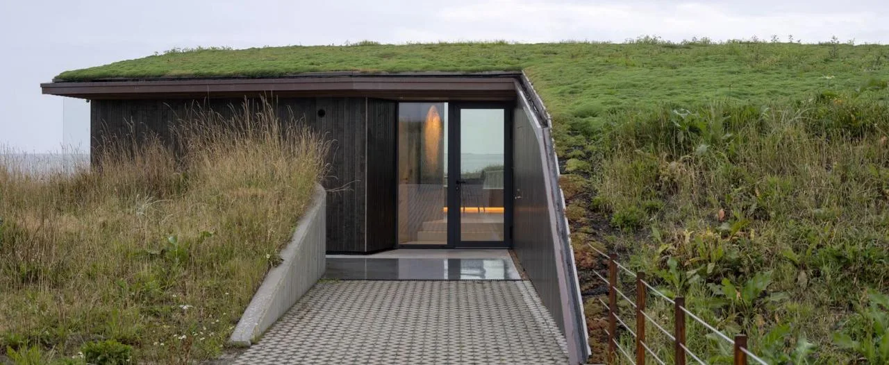 A vacation home design that coexists with sand dunes and the sea, showcasing the natural poetic and expansive beauty of the Norwegian coast