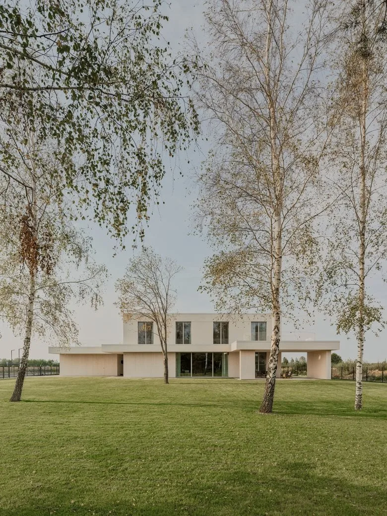 The energy-saving aesthetic details in the birch forest garden are reflected in the ingenious vacation home design