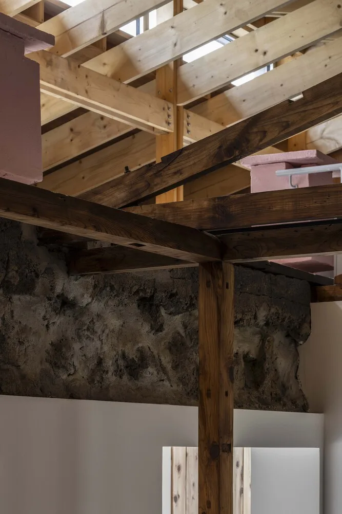 The interweaving of new and old structures in Jeju Island's old houses continues the design of traditional residential memories