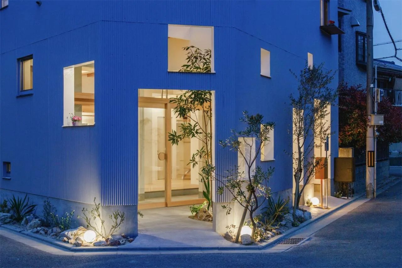 Design of Japanese style residences with irregular pentagons and different sizes of openings divided into nine grid grids