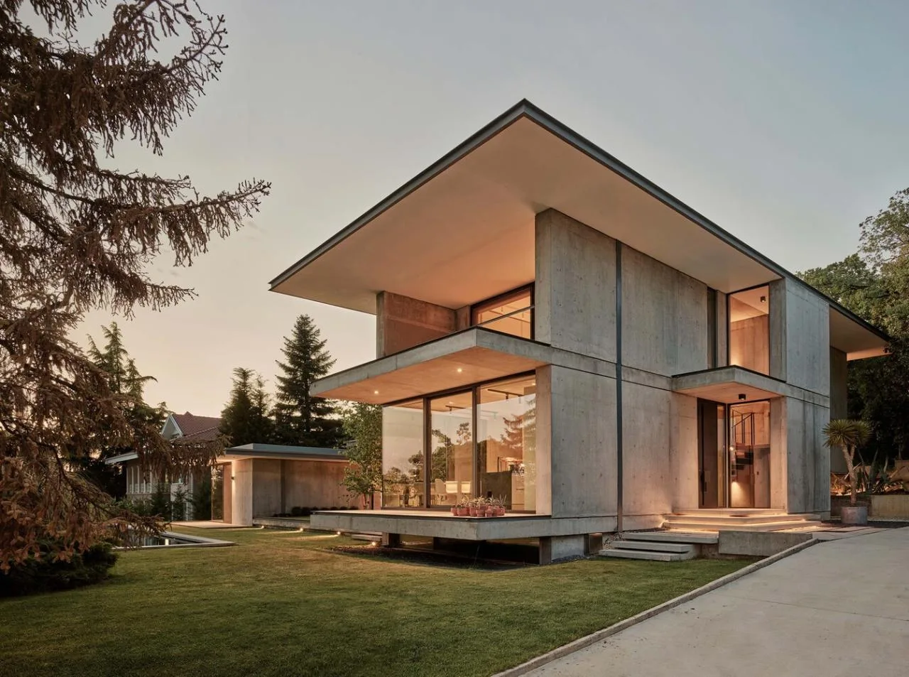 Design of a vacation villa combining concrete and glass for houses flowing through the forest