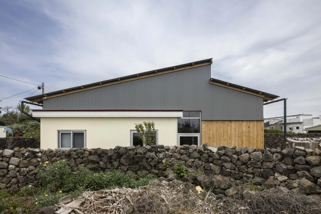 The interweaving of new and old structures in Jeju Island's old houses continues the design of traditional residential memories