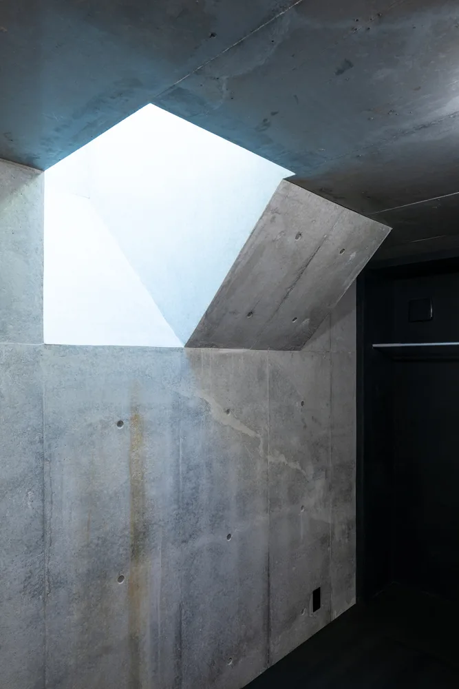 A unique and mysterious experience of interweaving concrete and wood, a residential design for peaceful living