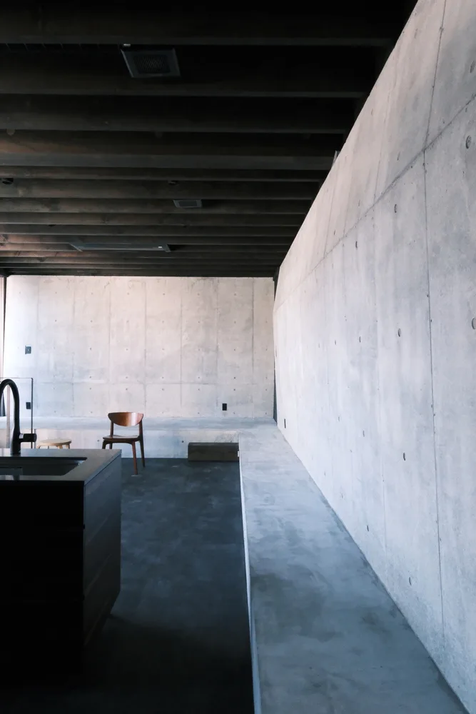 A unique and mysterious experience of interweaving concrete and wood, a residential design for peaceful living