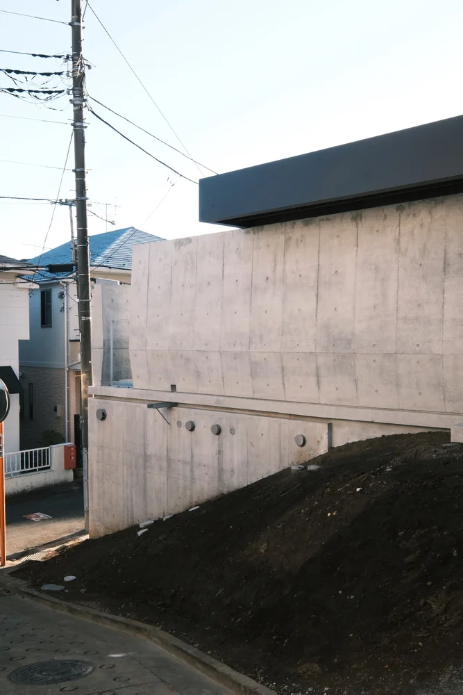A unique and mysterious experience of interweaving concrete and wood, a residential design for peaceful living