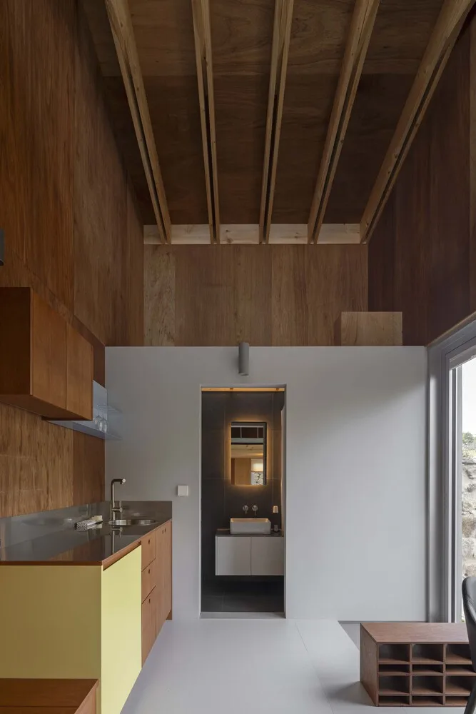 The interweaving of new and old structures in Jeju Island's old houses continues the design of traditional residential memories