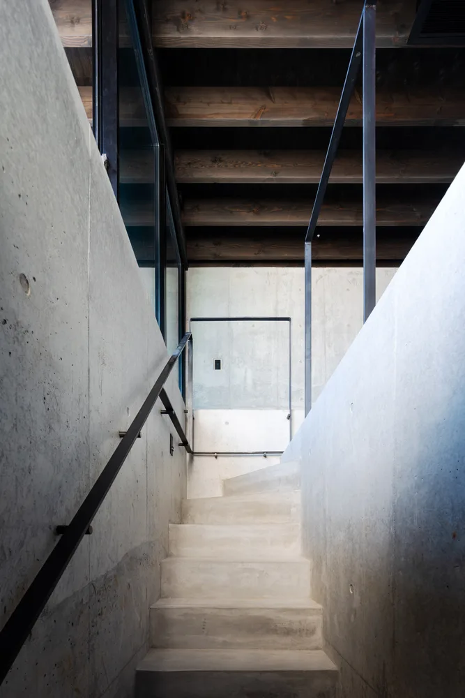 A unique and mysterious experience of interweaving concrete and wood, a residential design for peaceful living