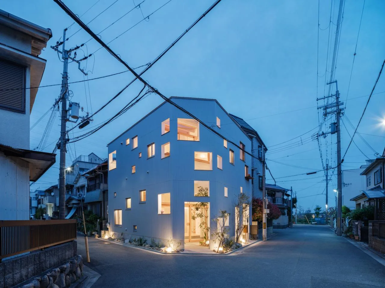 Design of Japanese style residences with irregular pentagons and different sizes of openings divided into nine grid grids