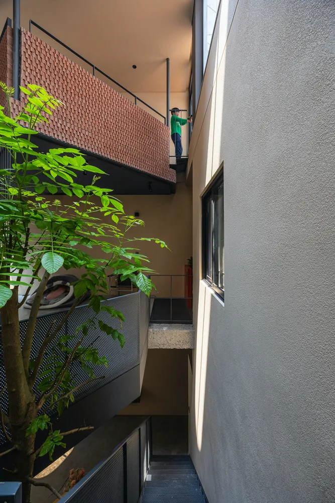 The design of a villa in a valley hidden in the cracks of urban alleys, carrying the time of family affection