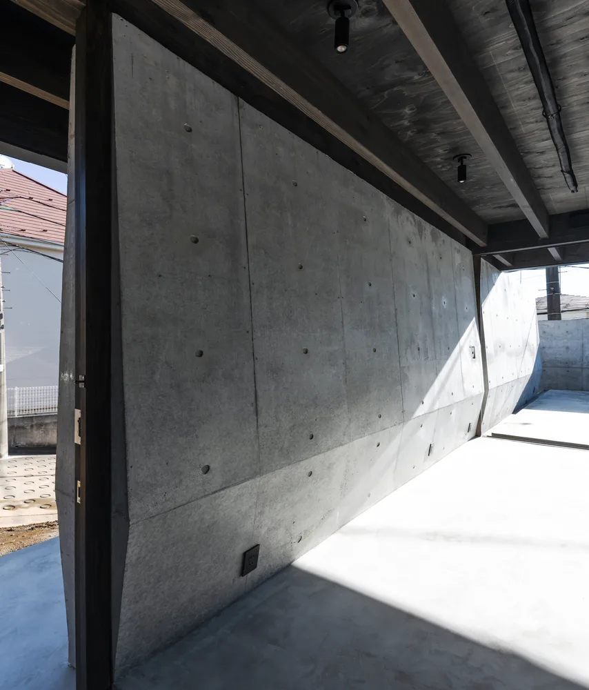 A unique and mysterious experience of interweaving concrete and wood, a residential design for peaceful living