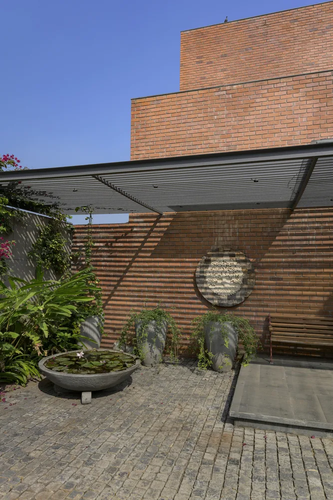 Red brick rural villa design that brings life closer to nature and blends tradition and modernity
