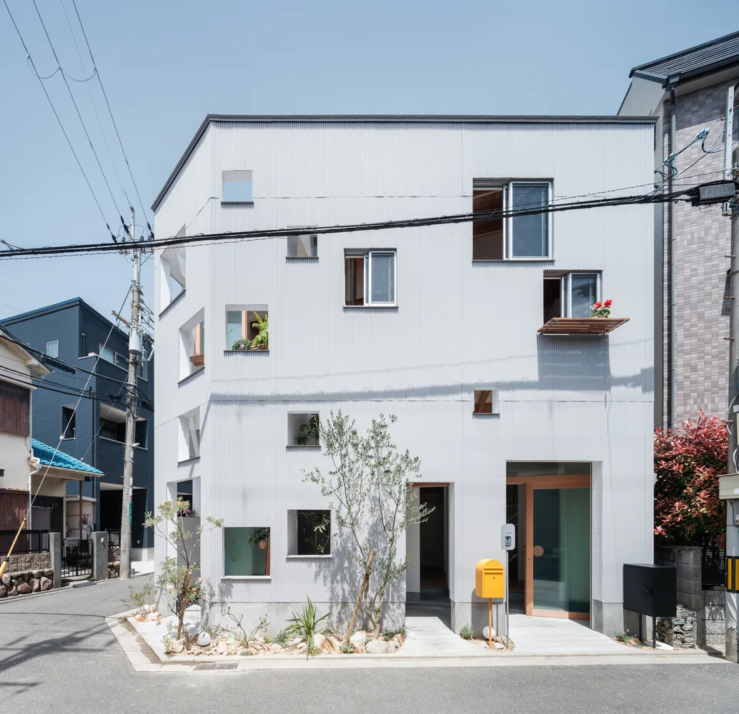 Design of Japanese style residences with irregular pentagons and different sizes of openings divided into nine grid grids