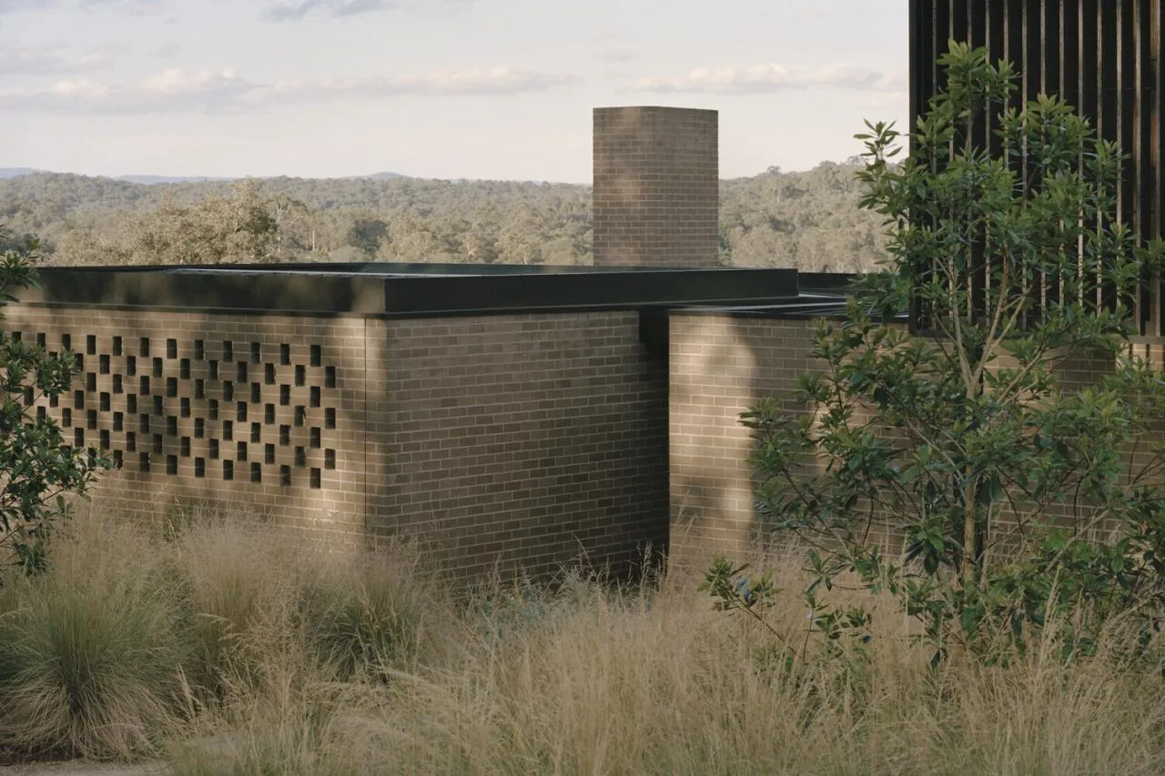 The design of the light and shadow vacation house on the slope hides endless life imagination layer by layer