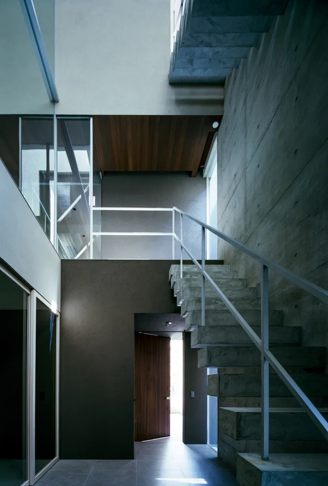 Creating a quiet, natural and private residential design in the city between narrow slits and openings