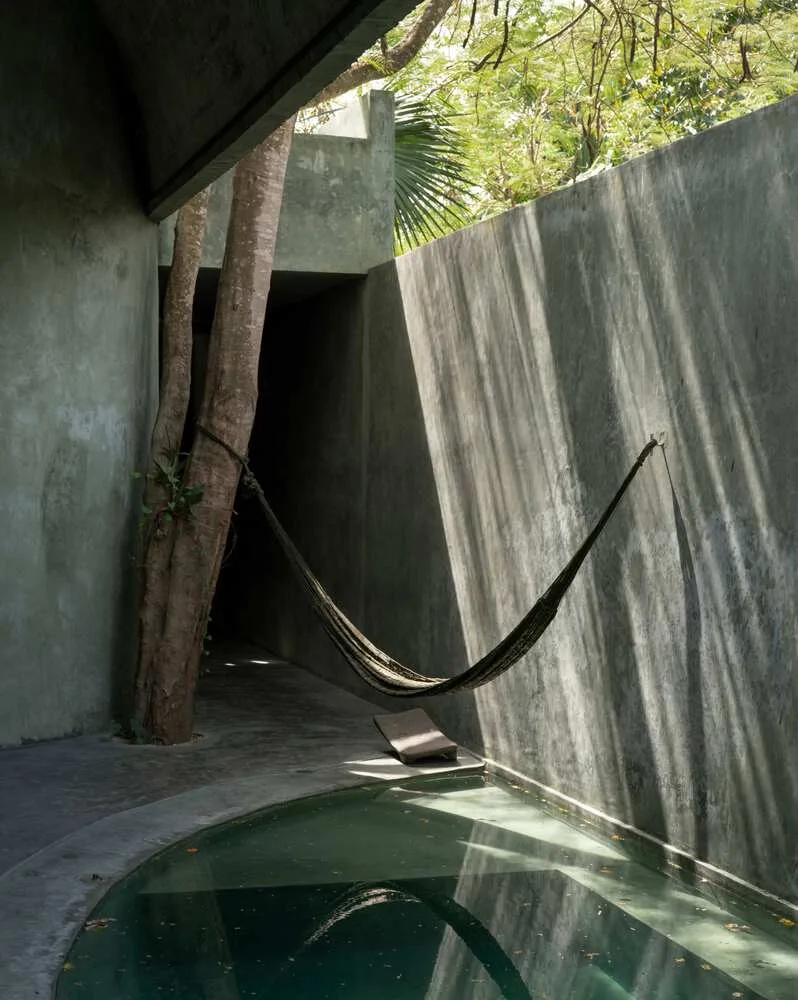 Design of vacation homes that draw inspiration from natural wells and caves and perceive time through the interweaving of light and shadow