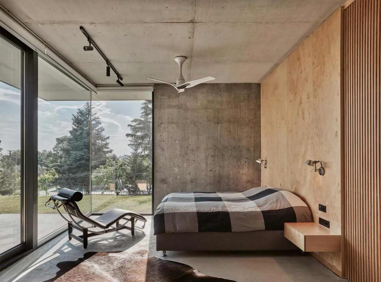 Design of a vacation villa combining concrete and glass for houses flowing through the forest