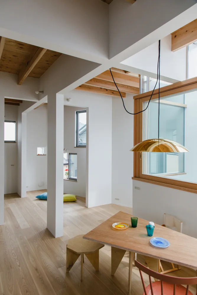 Design of Japanese style residences with irregular pentagons and different sizes of openings divided into nine grid grids