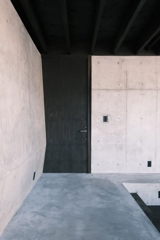 A unique and mysterious experience of interweaving concrete and wood, a residential design for peaceful living
