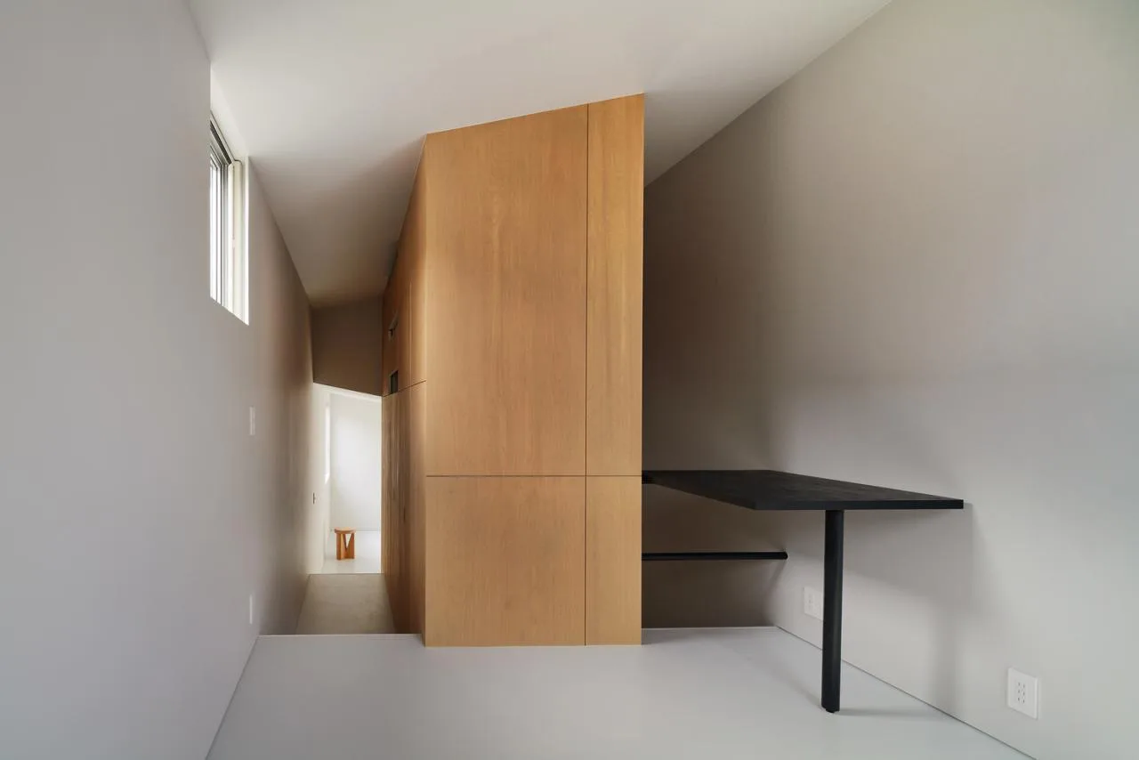Exploring the design of a secluded residence with a 2.5-meter narrow space and a magical staircase connecting different lifestyles