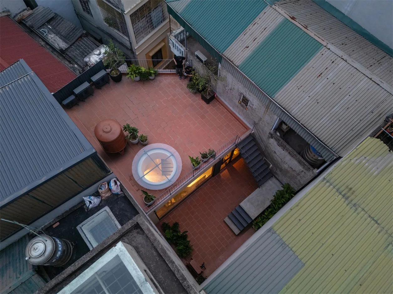 The design of a villa in a valley hidden in the cracks of urban alleys, carrying the time of family affection