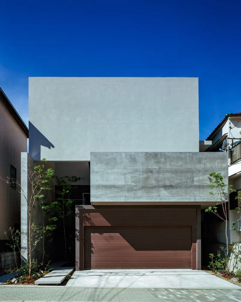 Creating a quiet, natural and private residential design in the city between narrow slits and openings
