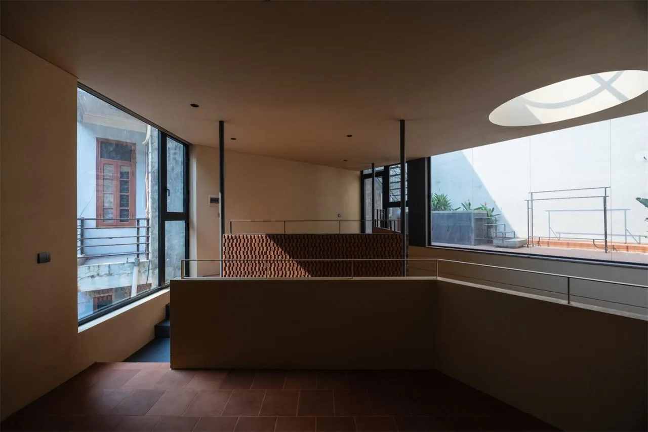 The design of a villa in a valley hidden in the cracks of urban alleys, carrying the time of family affection