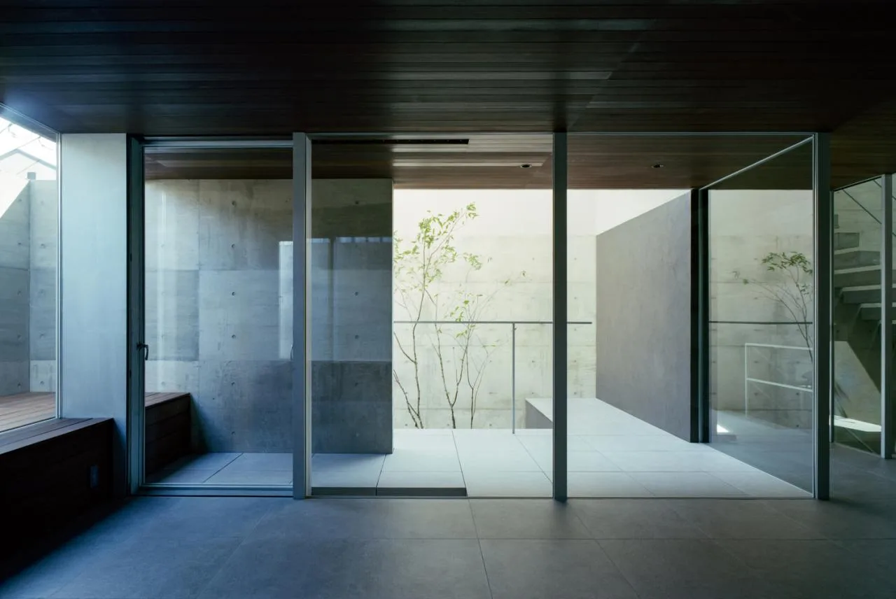 Creating a quiet, natural and private residential design in the city between narrow slits and openings