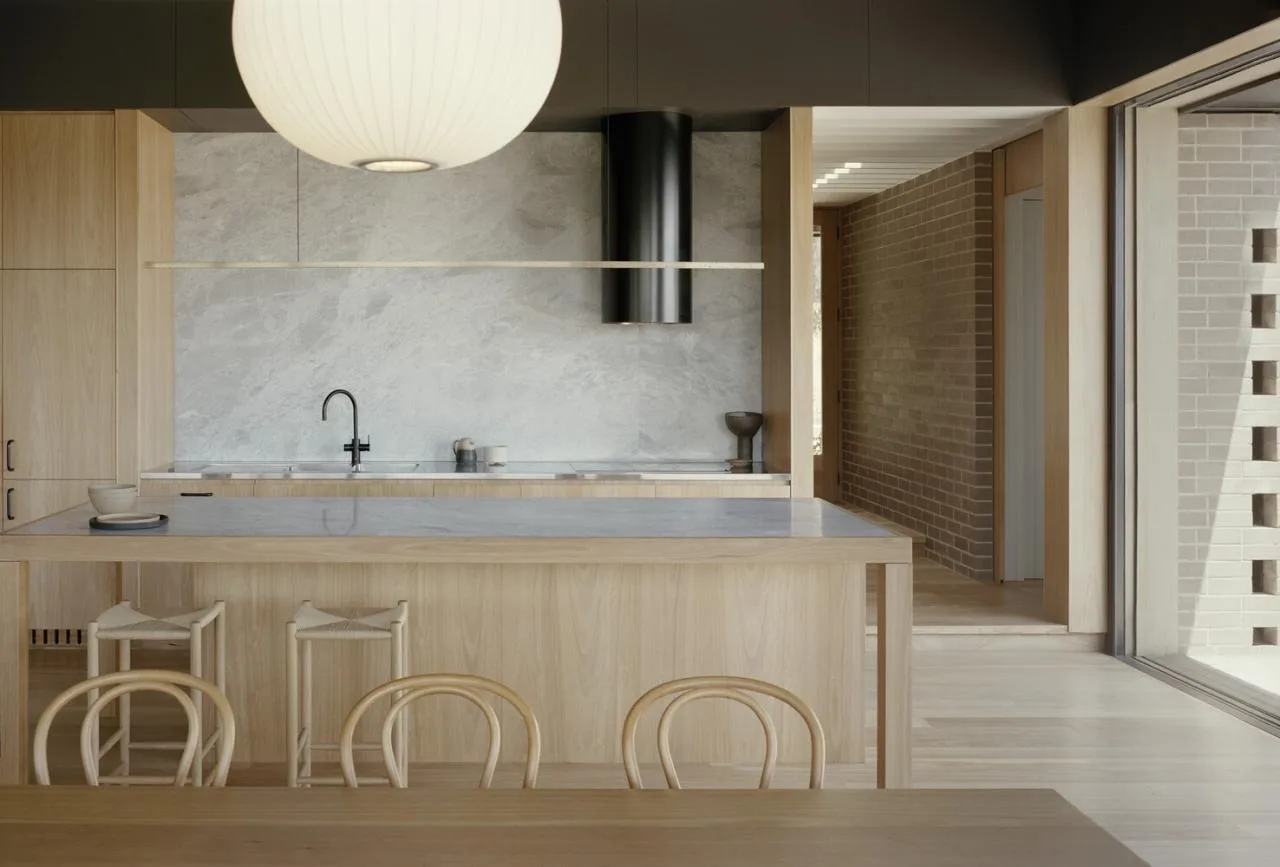 The design of the light and shadow vacation house on the slope hides endless life imagination layer by layer
