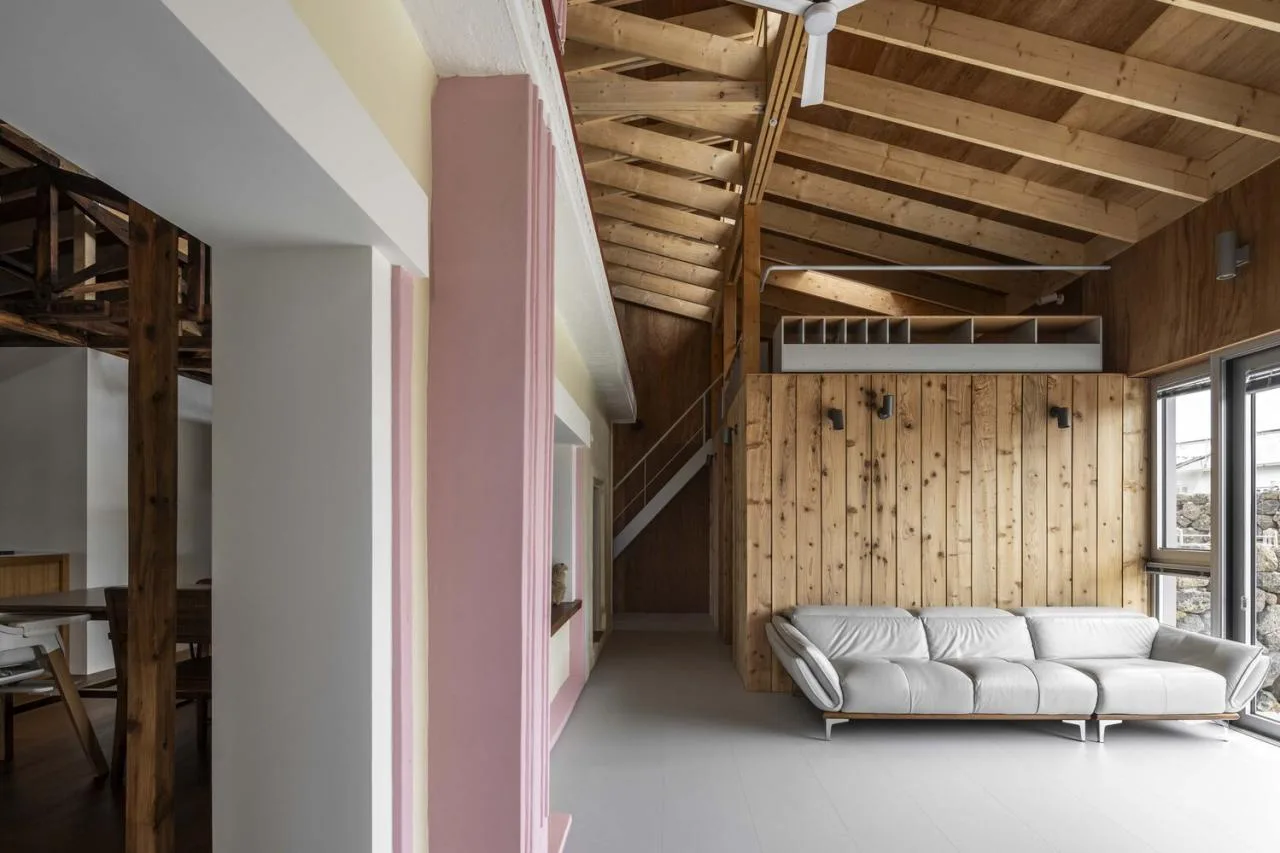 The interweaving of new and old structures in Jeju Island's old houses continues the design of traditional residential memories